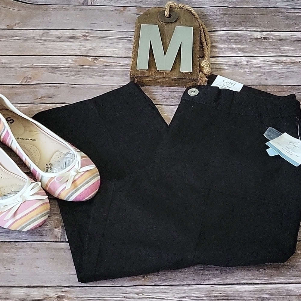 Croft & Barrow black comfort waist mid rise cargo capris with 21" inseam NWT